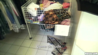 Молоденькая студентка делает горячий минетик прямо в торговом центре