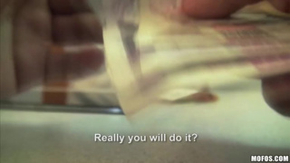 Молоденькая студентка делает горячий минетик прямо в торговом центре