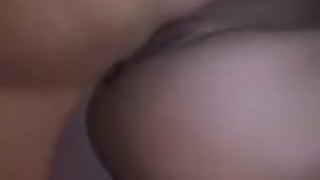 Наивной пацан дрючит свою красавицу лёжа на диване