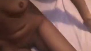 Наивной пацан дрючит свою красавицу лёжа на диване