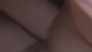 Наивной пацан дрючит свою красавицу лёжа на диване