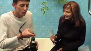 Ебарь отлизал девке небритую письку