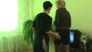 Гламурная тетка в колготках отдалась молодому проказнику