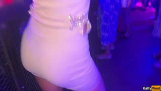 В клуб зашла, левому чуваку в задницу дала — дома так не чпокают