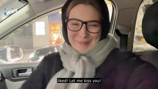 Минетом раздразнила, чтобы я её трахнул — в позе раком или сверху хочешь?