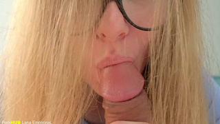 Вау, как она течёт, а если в жопу всуну хуец — ещё и кончит