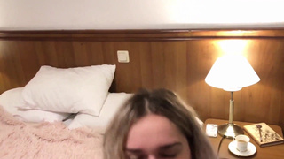 Ротик покорной блондинки был полностью использован. Затем она выпила КОФЕ со нектаром! (Полное видео)