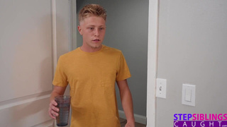 Успел её и полизать, и обкончать — и тут папка нас всё-таки спалил