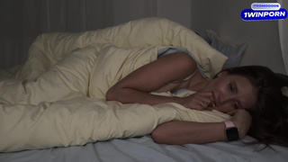 Кончаю, но делаю вид, что сплю — не каждый же день он жарит сестричку