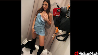 Кончила в машине, в раздевалку иду сосать — да, я люблю рисковать