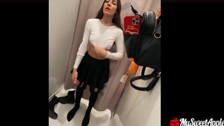 Кончила в машине, в раздевалку иду сосать — да, я люблю рисковать