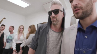 Факеры, в очередь! Моя жопка больше 3-х хуёв за раз не принимает