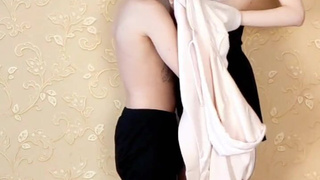 Трогал бы с ног до головы, но достаю лишь до груди (она высокая)