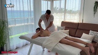 Ммм, как она стонет от массажа... Может, можно ей вставить даже?