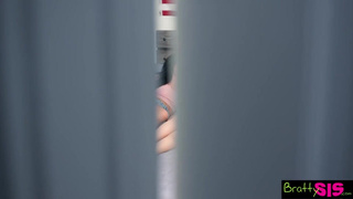 У нас с подружкой недотрах.. Вот нас и чпокнул её сводный брат ??