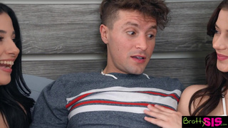 У нас с подружкой недотрах.. Вот нас и чпокнул её сводный брат ??