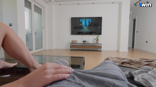 Хотел посмотреть, как сеструха мастурбирует (ну и под шумок в неё кончил)