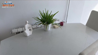 Кобель, меня благоверный давно не поёбывал.. А ты секс на столе пробовал?