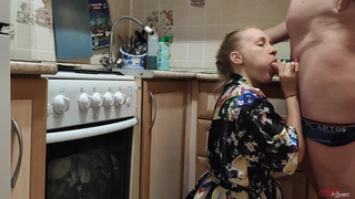 Охуеть! Заметил, что сеструха без трусиков... И как же её отыметь?