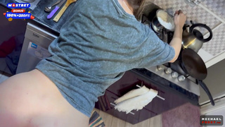 Пока соседей нет, дай-ка я тебя обкончаю! Ого, аж на волосы попало