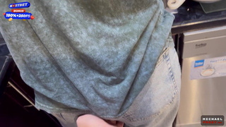 Пока соседей нет, дай-ка я тебя обкончаю! Ого, аж на волосы попало