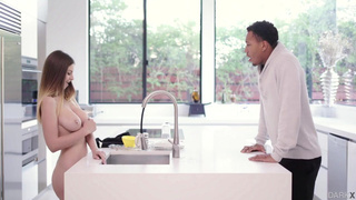 Показала огромные буфера и вуаля! Я кончаю от чёрного хуя ??