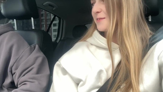 Я её подвёз, она мне отсосала! Совсем она не давалка, это жизнь такая