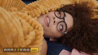 Девка почти не даёт, а подружайка анал предлагает — выбор очевиден