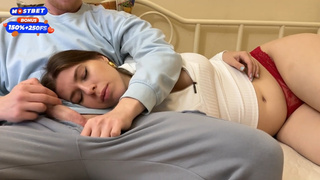 Уснула рядом с моим членом, ну и как я мог ей в ротик не сунуть ??