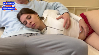 Уснула рядом с моим членом, ну и как я мог ей в ротик не сунуть ??