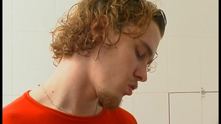 Сынишка выебал свою аппетитную мамашу в ванной