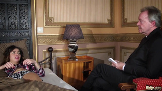 Дама соблазнила старого психолога дрочкой вагины