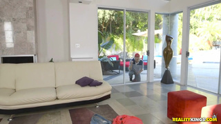 Молоденькой ебарь ебет 40-летнюю тетку с красивыми дойками