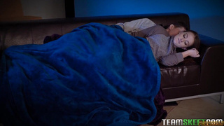 Сестренка притулилась к брату попой и ощутила его твердый писюн возле мокрой писи