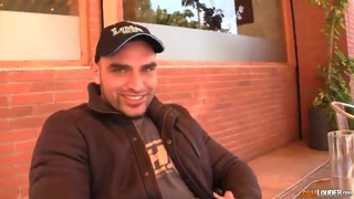 Ольга познакомилась в кафе с сексуальным парнем и в первый же вечер отдалась ему в жопу