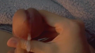 Тот самый Ts4straight теребонькает стояк до обильного спермоизвержения