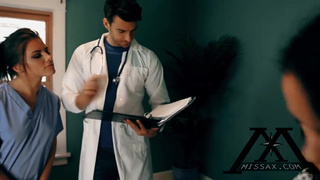 Секс с пациенткой очень понравился наивной докторше