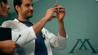 Секс с пациенткой очень понравился наивной докторше