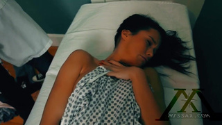 Секс с пациенткой очень понравился наивной докторше