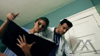 Секс с пациенткой очень понравился наивной докторше