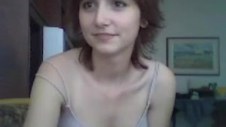 Наивная студентка охотно облизывает конец своего пацана на камеру