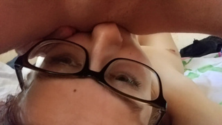 Жопастая студентка в чулочках пошире раздвигает булки перед любителем анала