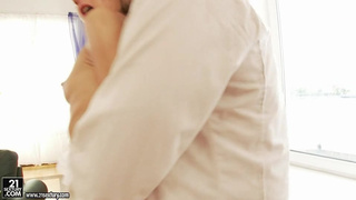 Маринка лижет яйца у Сергея а ее подружайка брюнетка скачет на его члене очком