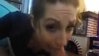 Чувак снимает частное порно как ебёт тёлочку в позе раком