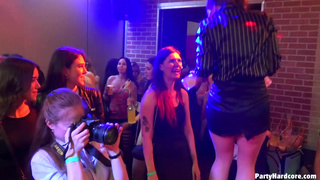 Суки смачно отсасывают на вечеринке члены стриптизеров