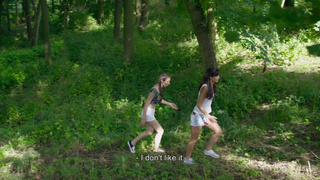 Три русских малышки шпилятся с парнем на заброшенном стадионе