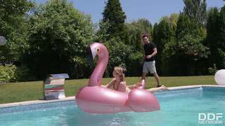 Брат устроил инцест секс с сестричкой у бассейна засунув пальцы в писю