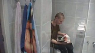 Извращенец сынок ебет полноватую мать в туалете