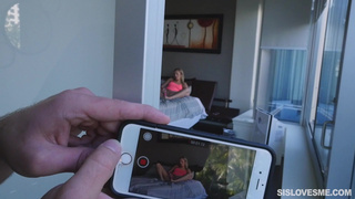 Брат завязав сестре глаза, чпокает её рачком