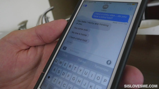 Брат завязав сестре глаза, чпокает её рачком